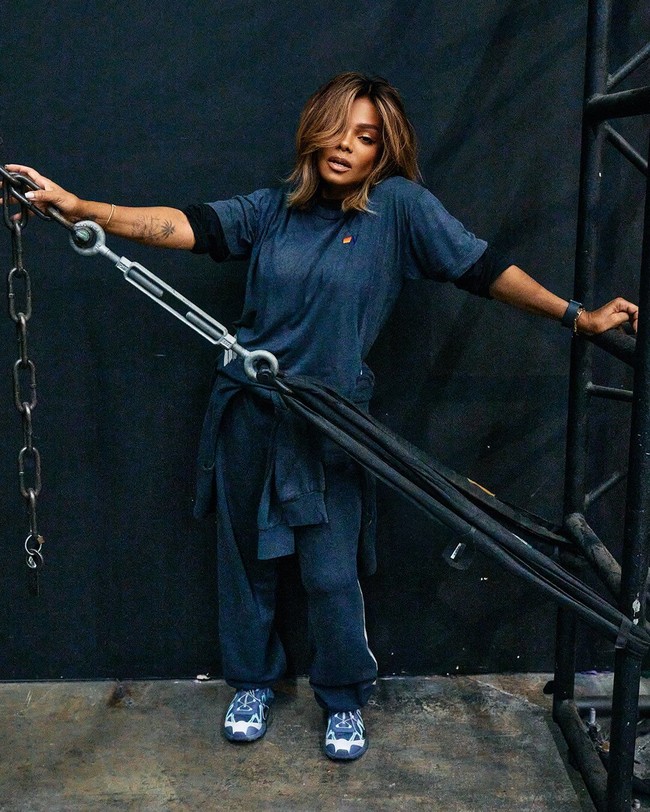 Sebelum acara tersebut, penampilan awet muda Janet juga jadi perbincangan saat mengunggah foto profilnya. Tampil dengan busana sporty, banyak orang tak menyangka usia asli ibu satu anak itu. Foto: Instagram @janetjackson