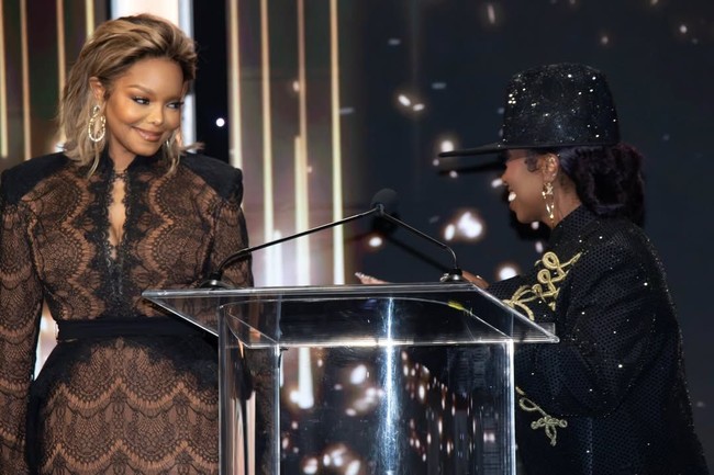 Pelantun ‘Rhythm Nation’ itu hadir untuk memberikan penghargaan kepada sesama musisi, Missy Elliott yang dianugerahi piala Icon Award. Foto: Instagram @missymisdemeanorelliott