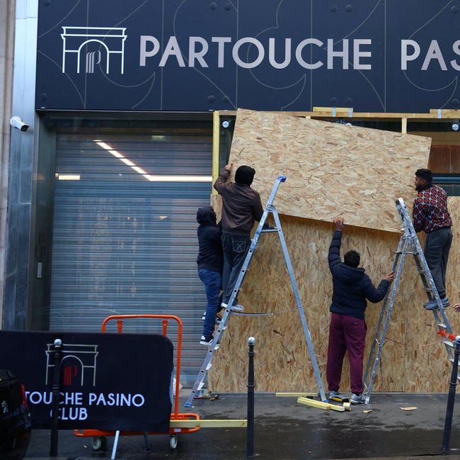 Jelang Demo Nasional, Jendela Pertokoan di Paris Ditutup Papan Kayu