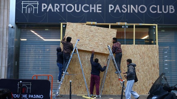 Jelang Demo Nasional, Jendela Pertokoan di Paris Ditutup Papan Kayu