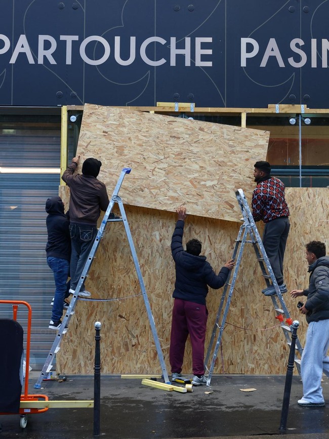 Jelang Demo Nasional, Jendela Pertokoan di Paris Ditutup Papan Kayu