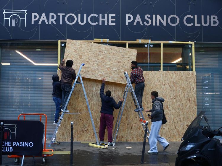 Jelang Demo Nasional, Jendela Pertokoan di Paris Ditutup Papan Kayu