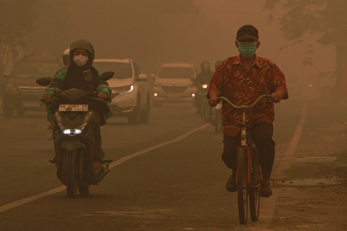 Nelayan mencari ikan di Sungai Kahayan yang diselimuti asap kebakaran hutan dan lahan (karhutla) di Palangka Raya, Kalimantan Tengah, Sabtu (24/10/2026). Badan Meteorologi Klimatologi dan Geofisika (BMKG) Stasiun Meteorologi kelas 1 Tjilik Riwut Palangka Raya menyebutkan dampak karhutla di Kalimantan Tengah termasuk Palangka Raya tertutup asap tebal yang dipenuhi partikel dan polutan pada lapisan atmosfer sehingga langit tampak berwarna kuning dan pada Sabtu (24/10) pukul 11.00 WIB jarak pandang 100 meter. ANTARA FOTO/Auliya Rahman/nym.