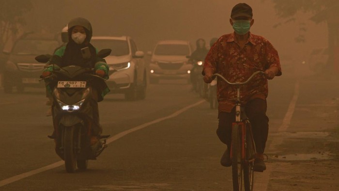 Nelayan mencari ikan di Sungai Kahayan yang diselimuti asap kebakaran hutan dan lahan (karhutla) di Palangka Raya, Kalimantan Tengah, Sabtu (24/10/2026). Badan Meteorologi Klimatologi dan Geofisika (BMKG) Stasiun Meteorologi kelas 1 Tjilik Riwut Palangka Raya menyebutkan dampak karhutla di Kalimantan Tengah termasuk Palangka Raya tertutup asap tebal yang dipenuhi partikel dan polutan pada lapisan atmosfer sehingga langit tampak berwarna kuning dan pada Sabtu (24/10) pukul 11.00 WIB jarak pandang 100 meter. ANTARA FOTO/Auliya Rahman/nym.