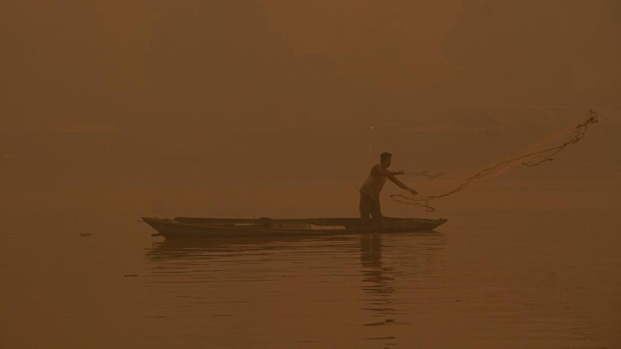 Kabut asap pekat dampak karhutla di Palangka Raya Nelayan mencari ikan di Sungai Kahayan yang diselimuti asap kebakaran hutan dan lahan (karhutla) di Palangka Raya, Kalimantan Tengah, Sabtu (24/10/2026). Badan Meteorologi Klimatologi dan Geofisika (BMKG) Stasiun Meteorologi kelas 1 Tjilik Riwut Palangka Raya menyebutkan dampak karhutla di Kalimantan Tengah termasuk Palangka Raya tertutup asap tebal yang dipenuhi partikel dan polutan pada lapisan atmosfer sehingga langit tampak berwarna kuning dan pada Sabtu (24/10) pukul 11.00 WIB jarak pandang 100 meter. ANTARA FOTO/Auliya Rahman/nym.
