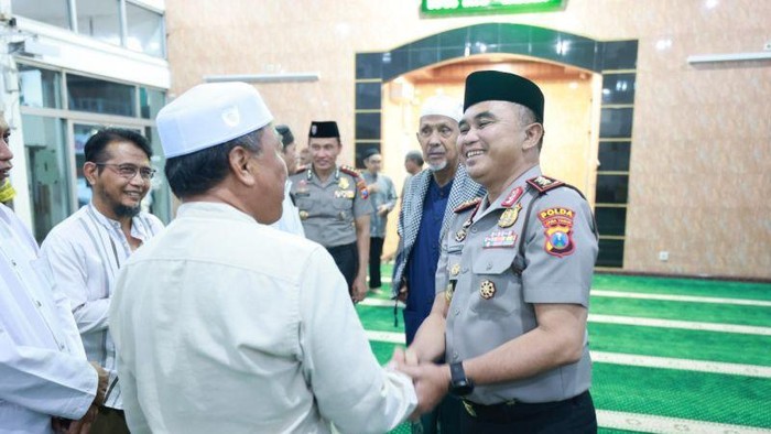 Kapolda Jawa Timur Irjen Dekananto Eko Purwono kegiatan Subuh Keliling di Masjid Al Hikmah, Gayungsari, Surabaya.