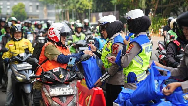 Kapolda Metro Jaya Komjen Dadang Hartanto mengajak para driver ojol untuk selalu menjaga kesehatan dan mengutamakan keselamatan saat mencari nafkah. (dok Istimewa)