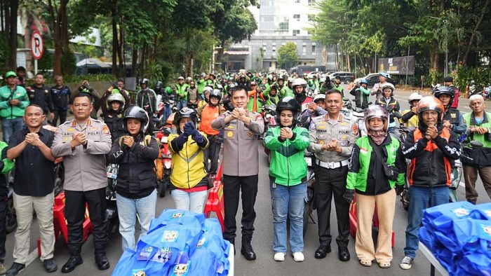 Kapolda Metro Jaya Komjen Dadang Hartanto mengajak para driver ojol untuk selalu menjaga kesehatan dan mengutamakan keselamatan saat mencari nafkah. (dok Istimewa)