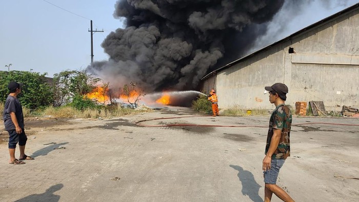 Kebakaran pengolahan sol sandal di Jombang.