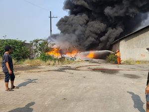 Kebakaran Melanda Pengolahan Sampah Sol Sandal di Jombang