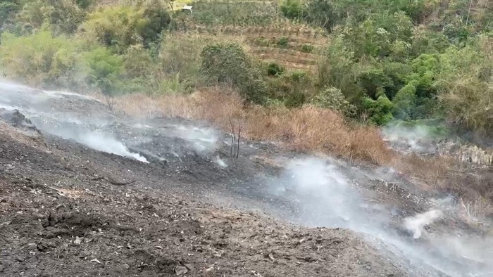 Kepulan asap putih kebakaran TPA Supiturang.