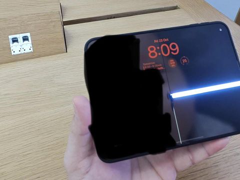 Layar internal iPhone Duo bermasalah, muncul 'lightsaber' Layar internal iPhone Duo bermasalah, muncul 'lightsaber'