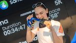 Luna Maya Bahagia Dapat Medali Lari Pertama