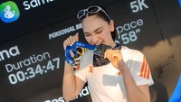 Luna Maya lari 5K. Ia finish dalam waktu 34 menit. (Foto: dok Instagram lunamaya)