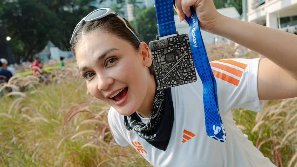 Luna Maya Bahagia Dapat Medali Lari Pertama