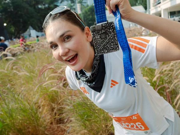 Luna Maya Bahagia Dapat Medali Lari Pertama