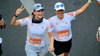 Luna Maya saat berlari. Ia terlihat bareng rekannya, Marianne Rumantir. (Foto: dok Instagram lunamaya)