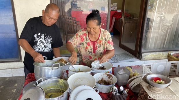 Made Gadung saat meracik tipat kuah pindang di lapak warungnya yang berada di Pelabuhan Sampalan, Nusa Penida, Klungkung, Bali. (Foto: Fatih Kudus Jaelani/detikBali) Made Gadung saat meracik tipat kuah pindang di lapak warungnya yang berada di Pelabuhan Sampalan, Nusa Penida, Klungkung, Bali. (Foto: Fatih Kudus Jaelani/detikBali)