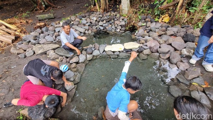 Warga saat bermain air di Sendang Santen di Pedukuhan Dukuh, Guwosari, Pajangan, Bantul, Sabtu (24/10/2026).