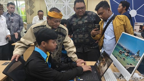 Menteri Perindustrian Muhammad Sarmuji saat mengunjungi BDI Denpasar, Sabtu (24/10/2026) (Putu Yonata/detikBali)