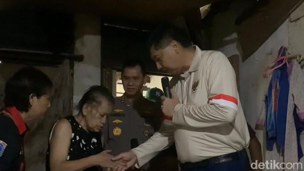 Menteri PKP Maruarar Sirait berbareng Mendagri Tito Karnavian hingga Kapolda Metro Jaya Komjen Dadang Hartanto meninjau bedah rumah di Kampung Ambon, Jakbar. (Mulia/detikcom)