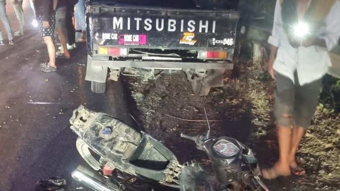 Mitsubishi L300 yang dikendari bocah 14 tahun menabrak pengendara motor di Bone.