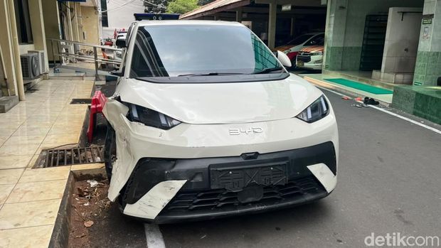 Mobil listrik BYD menabrak 4 mobil dan melindas pengemudi ojol diamankan di Polres Metro Jakarta Selatan. (Rumondang/detikcom)