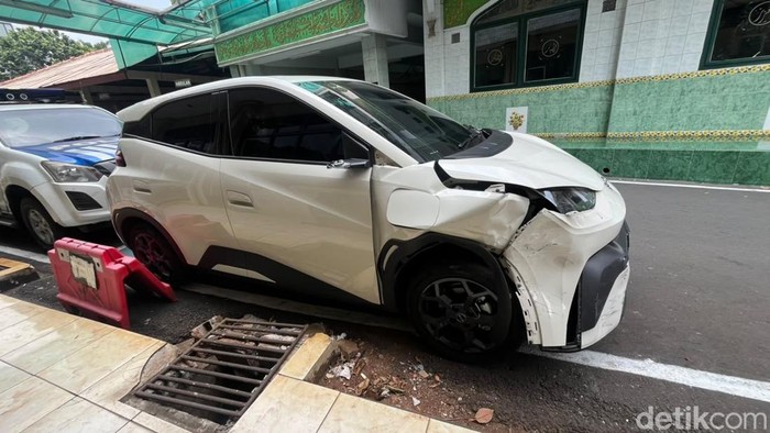 Mobil listrik BYD menabrak 4 mobil dan melindas pengemudi ojol diamankan di Polres Metro Jakarta Selatan. (Rumondang/detikcom)