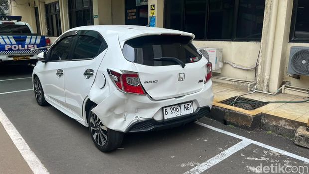Mobil listrik BYD menabrak 4 mobil dan melindas pengemudi ojol diamankan di Polres Metro Jakarta Selatan. (Rumondang/detikcom) Mobil listrik BYD menabrak 4 mobil dan melindas pengemudi ojol diamankan di Polres Metro Jakarta Selatan. (Rumondang/detikcom)