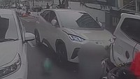 Detik-detik BYD Tabrak 4 Mobil dan Lindas Ojol di Blok M