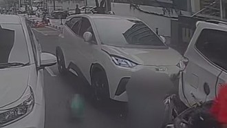 Detik-detik BYD Tabrak 4 Mobil dan Lindas Ojol di Blok M