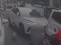Ngeri, BYD Seruduk 4 Mobil dan Lindas Ojol hingga Patah Kaki