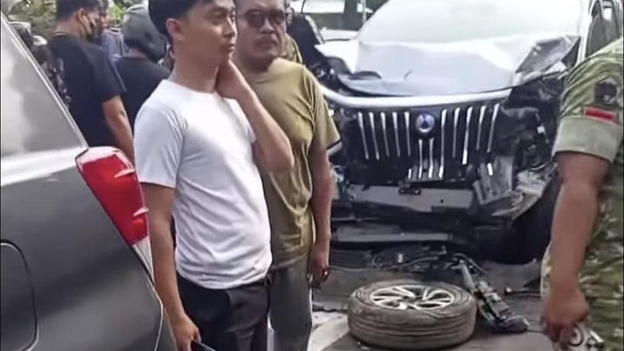 mobil mewah Denza mengalami kecelakaan di Jalan Jendral Sudirman (dok. Tangkapan layar media sosial)