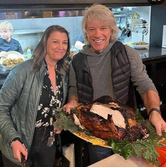 Mulia! Jon Bon Jovi Buka Restoran Gratis, Sudah Bagikan 14 Ribu Makanan Mulia! Jon Bon Jovi Buka Restoran Gratis, Sudah Bagikan 14 Ribu Makanan