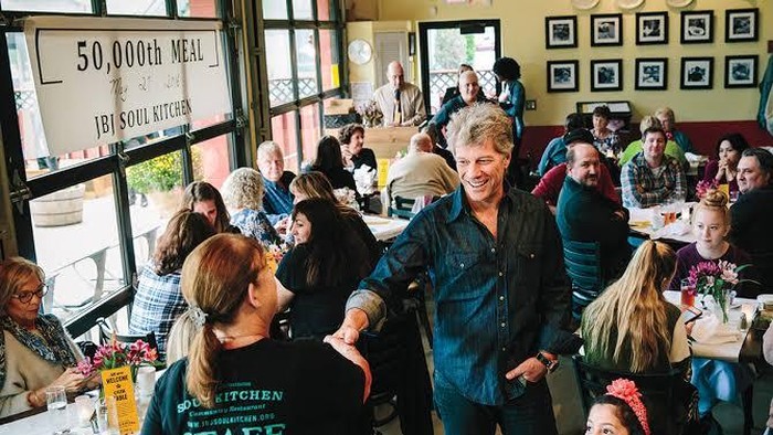 Mulia! Jon Bon Jovi Buka Restoran Gratis, Sudah Bagikan 14 Ribu Makanan