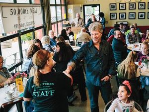 Mulia! Jon Bon Jovi Buka Restoran Gratis, Sudah Bagikan 14 Ribu Makanan