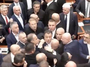 Video: Kericuhan di Parlemen Albania, Legislatornya Saling Dorong!