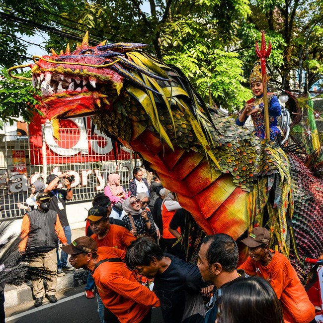 Jampana Naga Warnai Pawai Budaya HUT ke-216 Kota Bandung