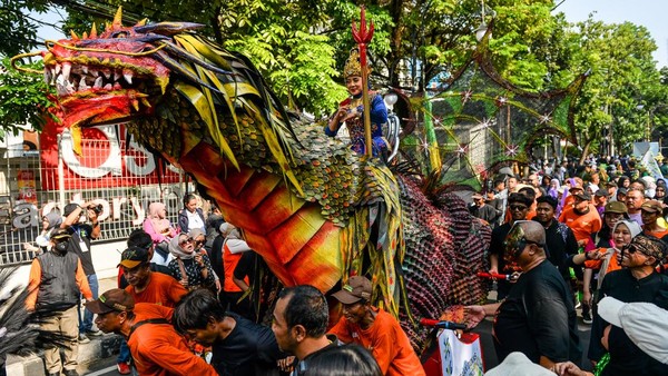 Jampana Naga Warnai Pawai Budaya HUT ke-216 Kota Bandung