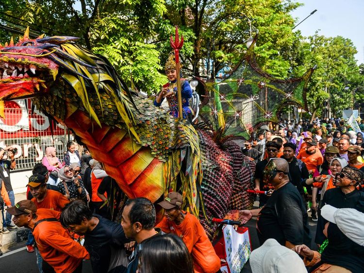 Jampana Naga Warnai Pawai Budaya HUT ke-216 Kota Bandung