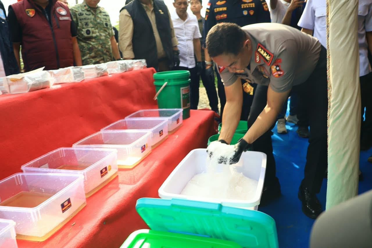 Pemaparan barang bukti berupa 1,2 ton narkotika dari pengungkapan laboratorium sabu di Aceh,  Jumat (23/10/2026)