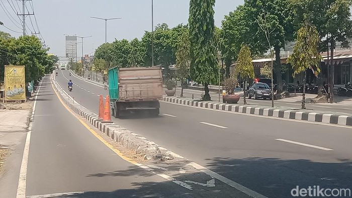 Penampakan separator jalan di Jalan Dr Soeradji Tirtonegoro, Desa Tegalyoso, Klaten, Sabtu (24/10/2026).