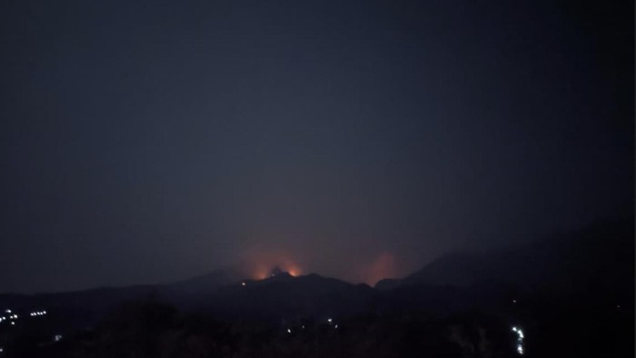 Penampakan titik api di Gunung Wilis sisi Nganjuk.