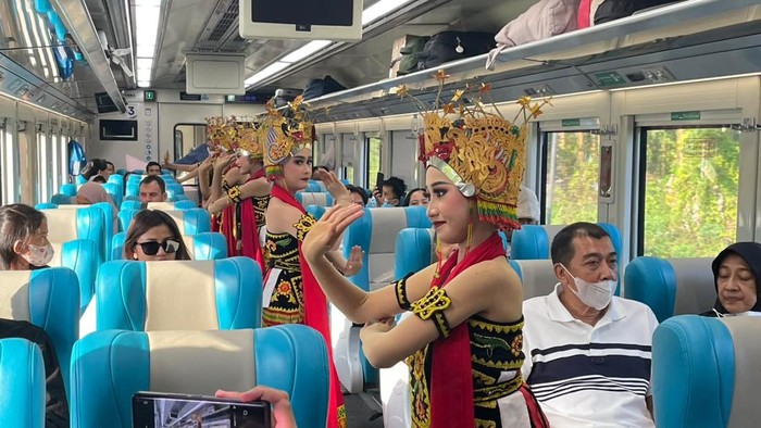 Penari Gandrung menghibur penumpang kereta Api dan menyambut penumpang di Stasiun Banyuwangi