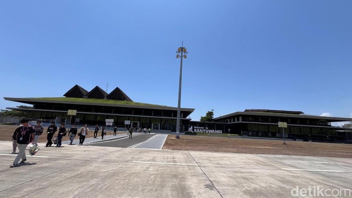 Penumpang berdatangan di Bandara Blimbingsari Banyuwangi.
