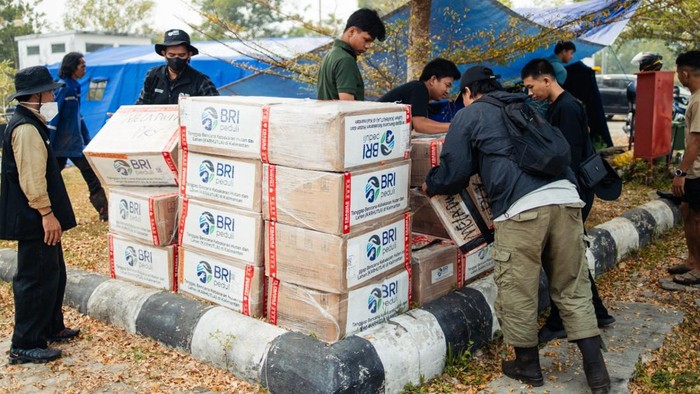 Penyampaian bantuan penanganan karhutla di Kalbar.