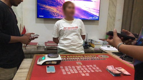 Perempuan inisial FH ditangkap polisi lantaran diduga menjadi pengedar sabu-sabu di Mataram, NTB, Jumat (23/10/2026). (Foto: Dok. Polresta Mataram)