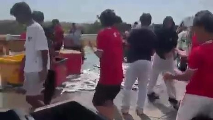 Tim EPA Persijap membantu evakuasi muatan ikan dari truk yang terguling di Tol Pejagan-Batang, Jumat (23/10/2026).