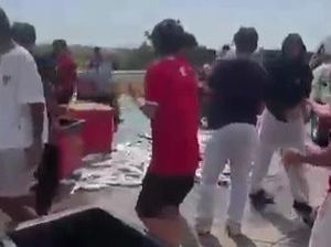 Salut! Tim EPA Persijap Ramai-ramai Bantu Evakuasi Muatan Truk Terguling di Tol
