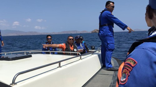 Personel Ditpolairud Polda NTT saat menggelar patroli rutin untuk mencari keberadaan korban beserta bangkai KM Feronia di Perairan TN Komodo, Manggarai Barat, NTT, Sabtu (14/10/2026). (Dok. Ditpolairud Polda NTT).